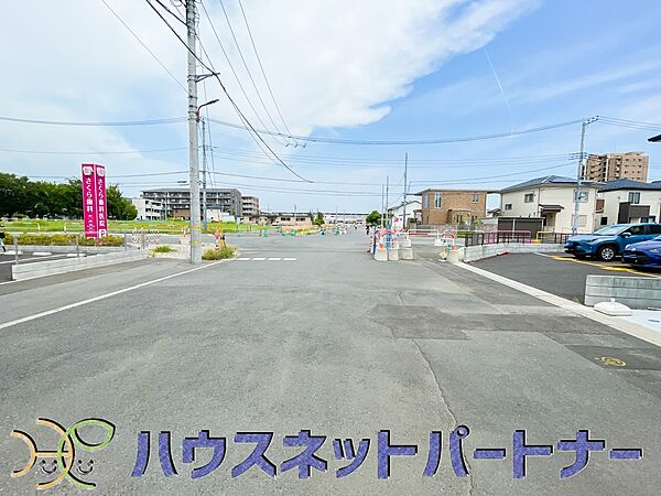 前面道路でお車を駐車するのも楽々。