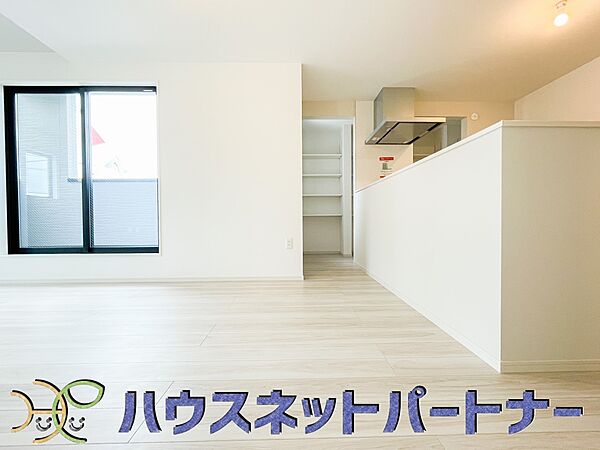 明るく開放的なオープンキッチン。家族とのコミュニケーションが取りやすく、みんなの笑顔が溢れます。