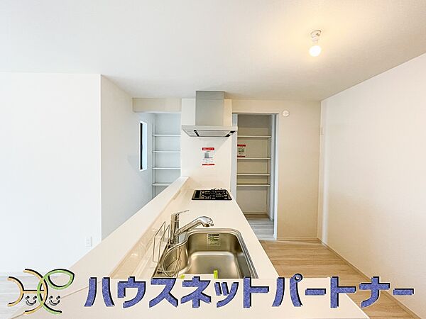 キッチン吊戸棚を無くす事によって、コミュニケーションを重視した設計に致しました。区画によって変わる一体感を、実際にご覧になって頂けましたらと思います。