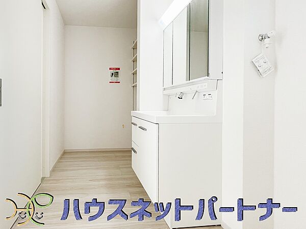 毎日使う洗濯機。しっかりと奥行きのある置き場が確保されています。