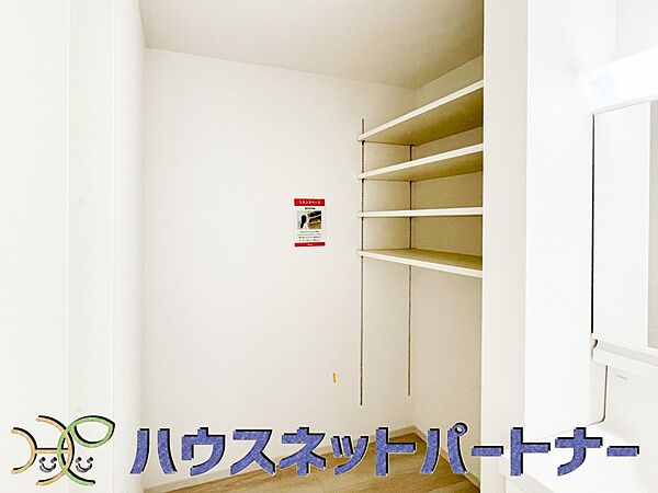 タオルやパジャマ、下着、掃除用品などランドリーに置きたいアイテムを一気に収納してくれる、あると便利サニタリー収納。