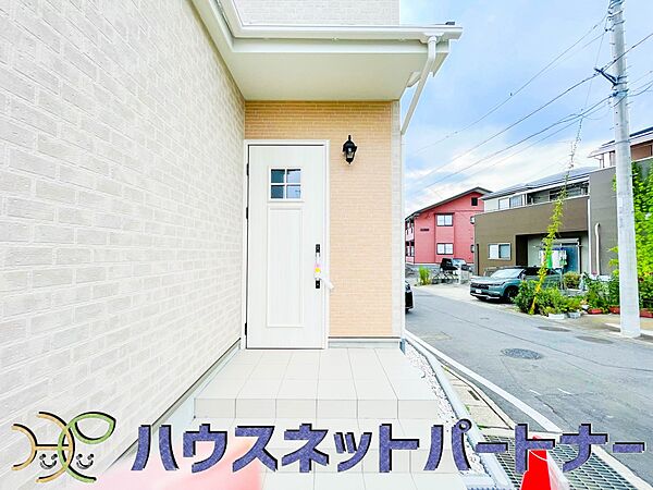 上質感漂う玄関へのアプローチ。居住者の帰り、訪れる方を優しく迎える・安らぎに満ちた生活空間を予感させる。健やかな暮らしを楽しめそう。