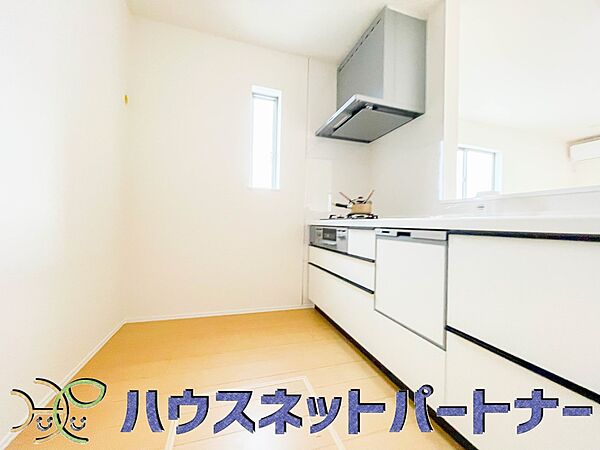 キッチンは広くて収納力もあるので、快適に料理をすることができます。