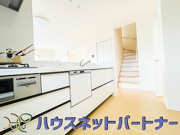 三口コンロで料理の幅を拡げてくれる使いやすいシステムキッチンを採用。洗い場も大きいので野菜や食器を洗ったりする際にも捗り、奥様の強い味方となってくれるはずです。