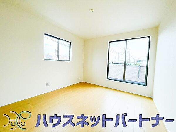 ベッドを置いて主寝室をイメージ。それでも広々してますね。