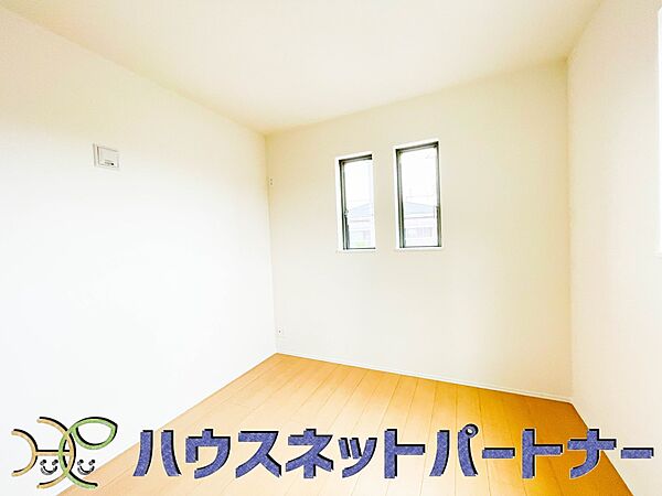 独立性を高めたお部屋。たっぷりの収納も配備しており、片付いた空間を現実出来そう。陽光も降り注ぐ明るく開放的な空間が魅力的。