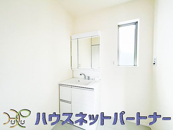 家の中でも特にプライベートスペースとなる洗面所は、洗濯場所と浴室を同じ空間でまとめております。小窓を設置しておりますので、熱気などが籠りやすい空間でちょっとした空気の入れ替えを。