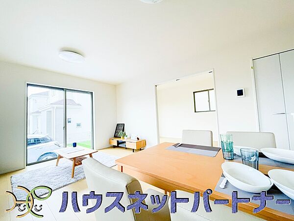 来訪者の様子を室内TVモニターでチェック。対応したくないセールスを断りやすく、子どもに留守番をさせるときも安心。不在時の来訪者を録画でき、犯罪抑止効果も期待できます。