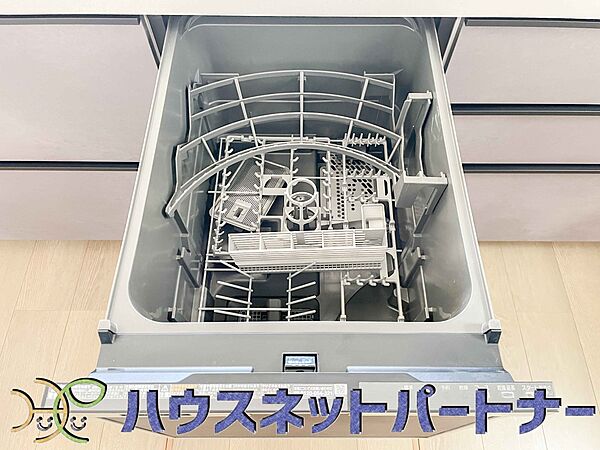 食器洗いのわずらわしさから開放してくれる嬉しい設備。後片付けの手間を減らし奥様の時間を有効活用できます。お湯と洗剤を使う機会が少なくなるため、手荒れ防止にも。