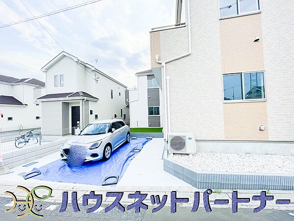 ゆったりとした駐車スペースを確保いたしましたので、大きめのお車でも駐車可能です。自転車やバイクなど、ゆとりのある敷地で置き場所に困ることはないでしょう。