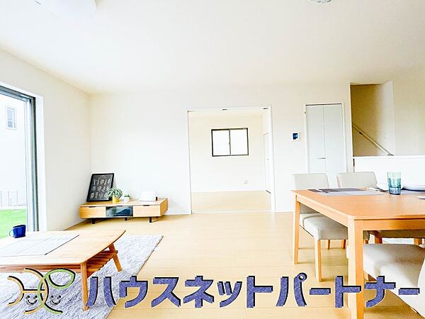 明るく開放的なダイニング。家族とのコミュニケーションが取りやすく、みんなの笑顔が溢れます
