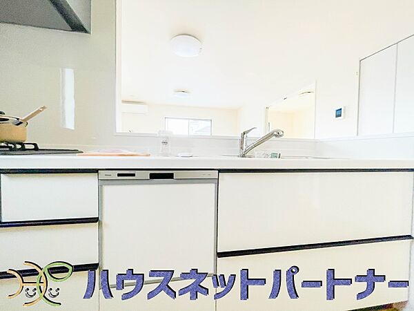 キッチン吊戸棚を無くす事によって、コミュニケーションを重視した設計に致しました。区画によって変わる一体感を、実際にご覧になって頂けましたらと思います。