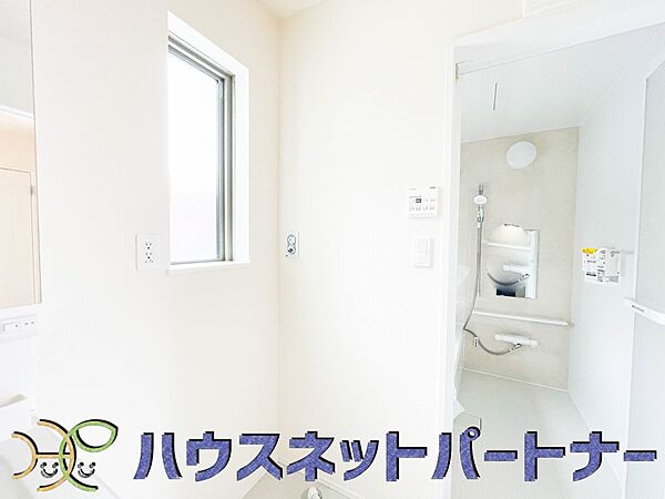 毎日使う洗濯機。しっかりと奥行きのある置き場が確保されています。