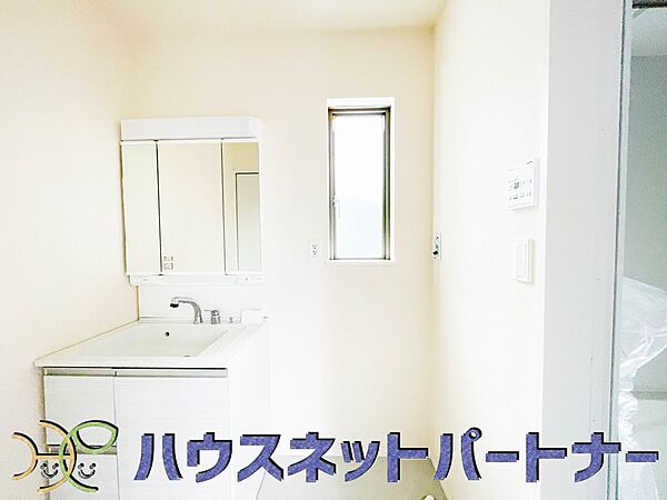 洗面室のある脱衣所は広々。脱いだお洋服をそのままお洗濯。