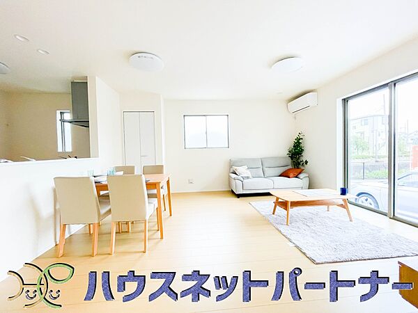 忙しい朝でも家族揃って食事をして頂ける、ゆとりある大きさのダイニングスペース。奥様の手料理をカウンター越しに受けとって頂き、テーブルで囲む素敵な時間を存分にお愉しみ下さい。