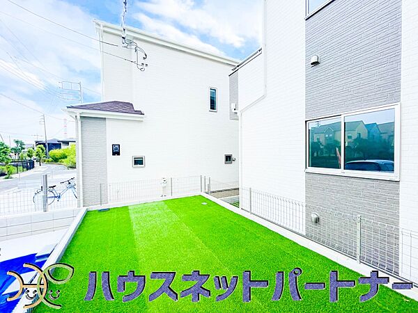 お庭があるって嬉しいですよね。花や野菜を育てたりお子様のブランコを置いたり。家族が楽しむスペースです。