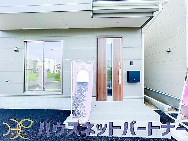 玄関の扉を開けると家族の待つお家。幸せを感じる瞬間です。