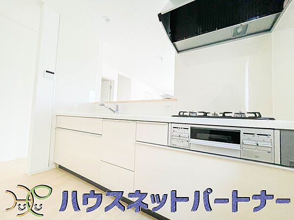 明るく開放的なオープンキッチン。家族とのコミュニケーションが取りやすく、みんなの笑顔が溢れます。