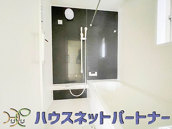 高級感溢れるカラーと大きさ・柔らかな曲線で構成された半身浴も楽しめるバスタブが心地よさをもたらします。窓もあるので換気もしっかりできますね。