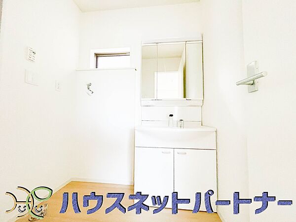 家の中でも特にプライベートスペースとなる洗面所は、洗濯場所と浴室を同じ空間でまとめております。小窓を設置しておりますので、熱気などが籠りやすい空間でちょっとした空気の入れ替えを。