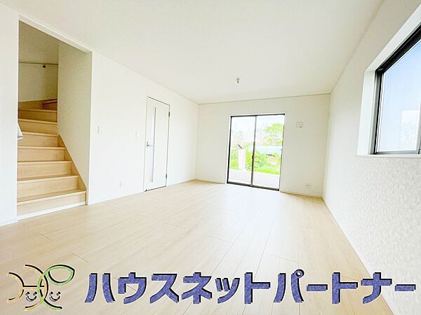 来訪者の様子を室内TVモニターでチェック。対応したくないセールスを断りやすく、子どもに留守番をさせるときも安心。不在時の来訪者を録画でき、犯罪抑止効果も期待できます。