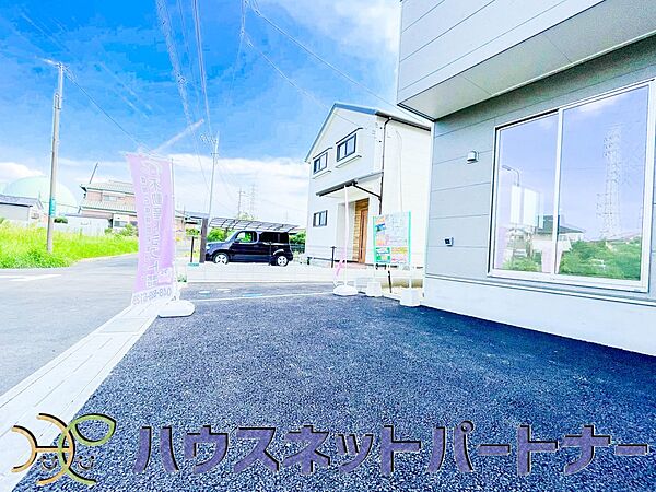 ゆったりとした駐車スペースを確保いたしましたので、大きめのお車でも駐車可能です。自転車やバイクなど、ゆとりのある敷地で置き場所に困ることはないでしょう。
