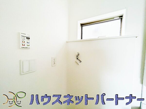 毎日使う洗濯機。しっかりと奥行きのある置き場が確保されています。