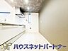 キッチン：カウンターキッチンは広くて収納力もあるので、快適に料理をすることができます。食器や炊事用具を手の届くところに配置しやすいため調理もスピーディーです。