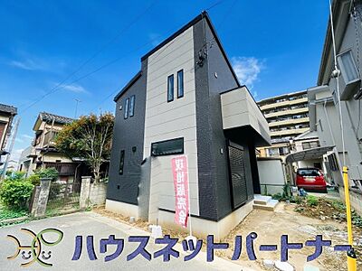 外観:堂々たる趣ながら、主張し過ぎずどこか余裕を感じさせるシャープなフォルムで佇む邸宅は、晴天の空と照らし合わせる事で、本来あるべき完成形の姿を見せてくれます。 外観:堂々たる趣ながら、主張し過ぎずどこか余裕を感じさせるシャープなフォルムで佇む邸宅は、晴天の空と照らし合わせる事で、本来あるべき完成形の姿を見せてくれます。