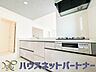 キッチン：三口コンロで料理の幅を拡げてくれる使いやすいシステムキッチンを採用。洗い場も大きいので野菜や食器を洗ったりする際にも捗り、奥様の強い味方となってくれるはずです。