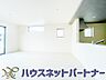 室内：忙しい朝でも家族揃って食事をして頂ける、ゆとりある大きさのダイニングスペース。奥様の手料理をカウンター越しに受けとって頂き、テーブルで囲む素敵な時間を存分にお愉しみ下さい。