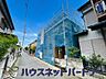 外観：街に溶け合う美しい景観と、採光や風通しを考えて設計された間取り。近隣の視線を考え調整した窓位置など、外観だけでなく、住まうご家族の心地よさを最優先しました。