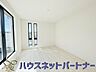 洋室：陽射しがぽかぽかと差し込むお部屋は湿気やカビの心配も減るので快適に過ごせます。