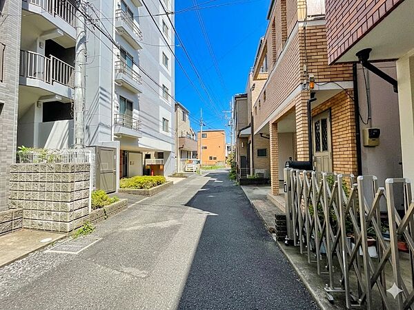 前面道路の日当たりの良い明るいお家。