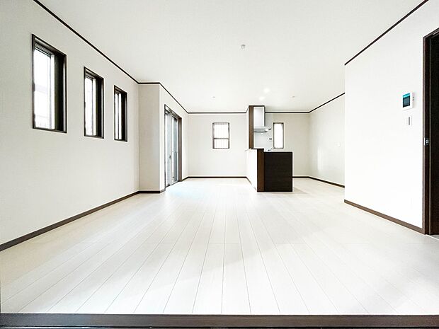 リビングは、食事スペースと寛げる場所設けてもまだ余裕の広さ。明るい光が照らしてくれます。