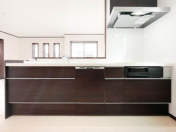 キッチン吊戸棚を無くす事によって、コミュニケーションを重視した設計に致しました。区画によって変わる一体感を、実際にご覧になって頂けましたらと思います。