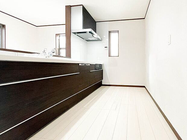 生活の中心となるLDKは対面キッチンタイプのゆったりサイズ。生活動線をワンフロアに集中させることで、ご家族が自然と集まる空間を設計から実現しました。