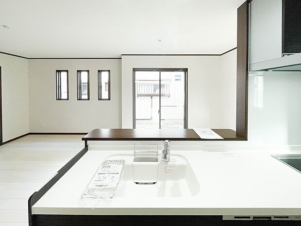 人工大理石のワークトップやシンクは、水を流しただけできれいになったように見えます。白いキッチンは明るく清潔感があり、とっても素敵です。