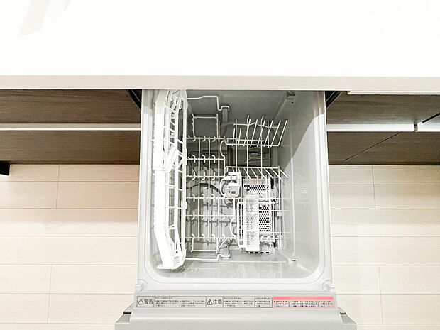 食器洗浄機付きなので、食器洗いの煩わしさから開放されて時間を有効活用できます。手荒れ防止にもなりますよ。