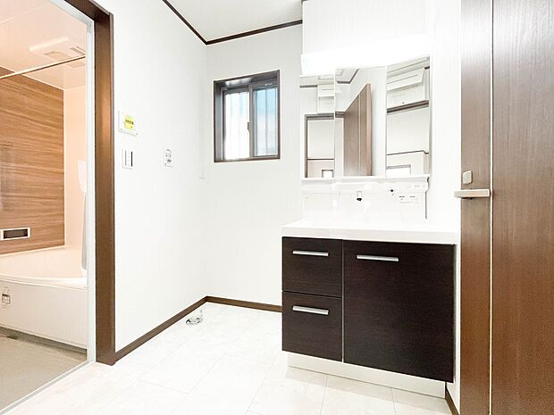 ミラーを手前に引けば、楽な姿勢で髭剃りやメイクができます。合わせ鏡にすればヘアスタイルのチェックもラクラク。洗面化粧台のミラー裏にはたっぷり入る収納スペースを設けています。