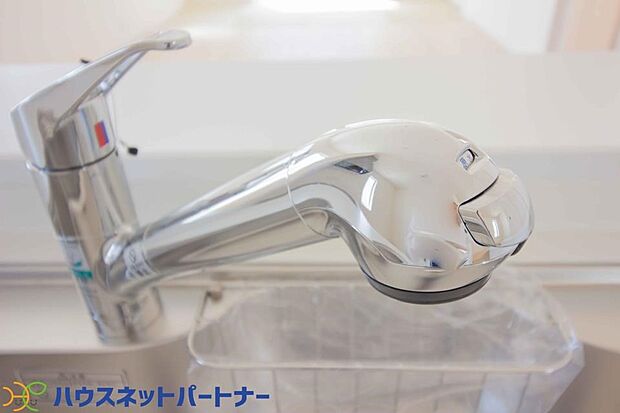 一つの蛇口で「原水(水道水)」「シャワー」「浄水」を切り替えられる、浄水器を内蔵した混合水栓です。浄水は、水栓本体の首部分に付属のカートリッジをセットして使用します。