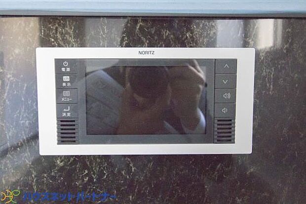 浴室テレビ。設置後に「ない生活にはもう戻れない」という意見が多い設備です。その理由として「見たい番組が放送中でもお風呂に入れる」「お風呂嫌いの子どもが素直に入ってくれる」などなど。