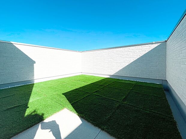 プラスワンリビングの楽しい使い方として、遊具を置いて屋上公園や、屋上パーティでバーベキューなど。外水栓完備の為、お掃除や手洗いなどにも便利。