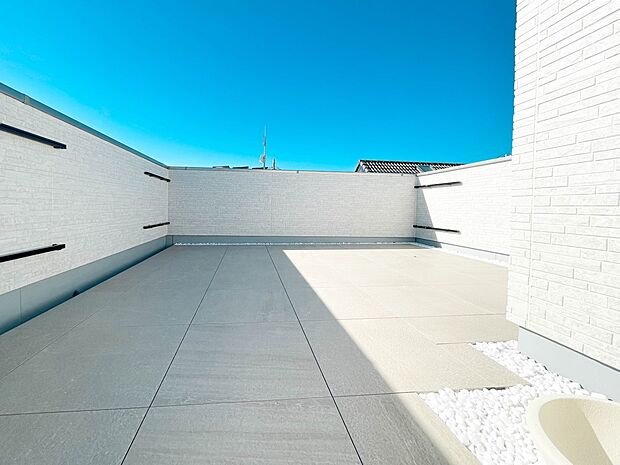 屋上バルコニー。陽当たりの良いバルコニーは清清しい風を室内に送り込んでくれます。快適な生活を楽しめます。