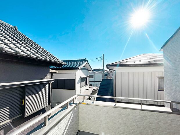 朝の澄んだ空気や、夕方に吹く清々しい風を五感で感じられるバルコニー。住まいの中で唯一屋外にあって、本当の自然を感じられるスペースです。