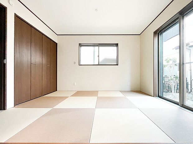 リビングの続き間としても利用できる6帖の和室。畳の香りに包まれながら普段は子供の遊び場やご両親様のお部屋として、急な来客の場合は襖を締め切り客間としても利用可能。