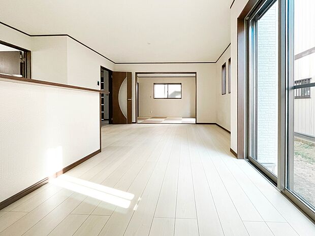 カウンターキッチンなら、リビングで遊ぶ子供の様子を見ながら料理ができるので安心です。料理を運んでもらったり、子供にお手伝いしてもらいやすいのもいいですね♪