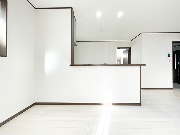 忙しい朝でも家族揃って食事をして頂ける、ゆとりある大きさのダイニングスペース。奥様の手料理をカウンター越しに受けとって頂き、テーブルで囲む素敵な時間を存分にお愉しみ下さい。