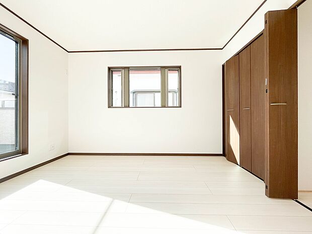 独立性を高めたお部屋。たっぷりの収納も配備しており、片付いた空間を現実出来そう。陽光も降り注ぐ明るく開放的な空間が魅力的。