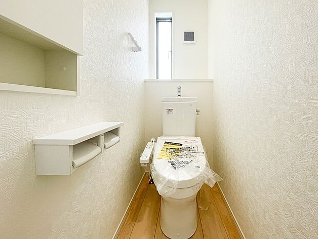 小窓を設置する事により明るく、通気性の良いトイレとなっております。中はゆとりのある大きさを確保しておりますので、ゆったりとお使い頂けます。 
